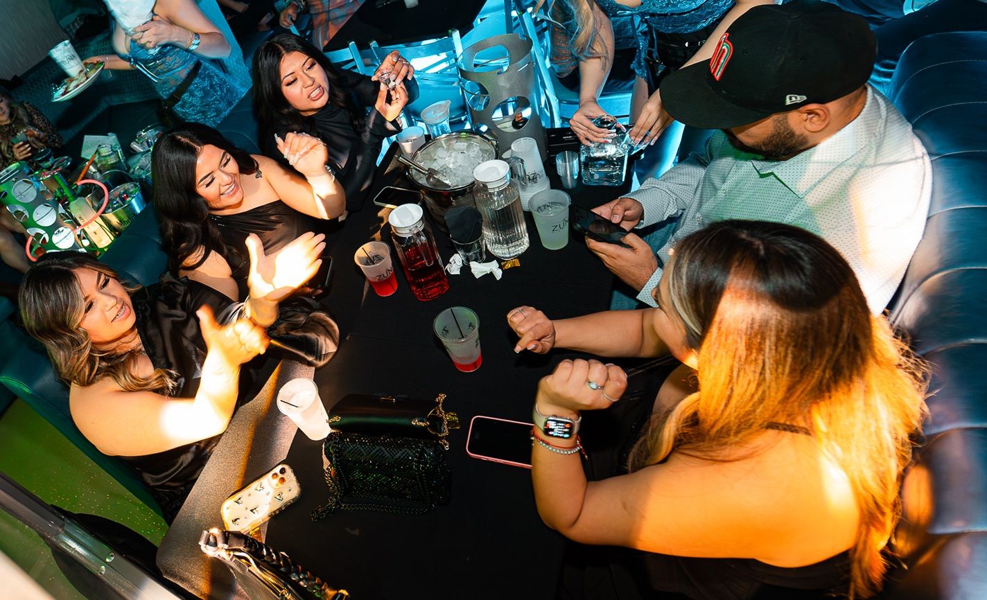 Descubre cómo el Bottle Service en Las Vegas 2026 evoluciona a experiencia VIP inmersiva en Zuna.