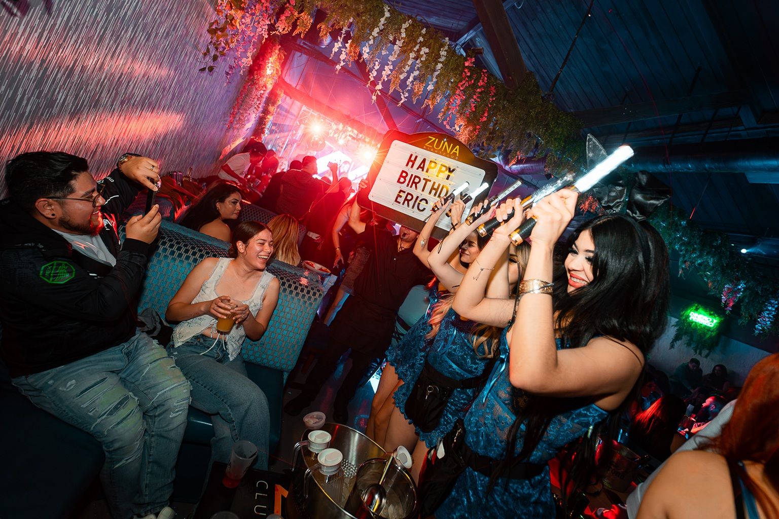 Descubre cómo el Bottle Service en Las Vegas 2026 evoluciona a experiencia VIP inmersiva en Zuna.