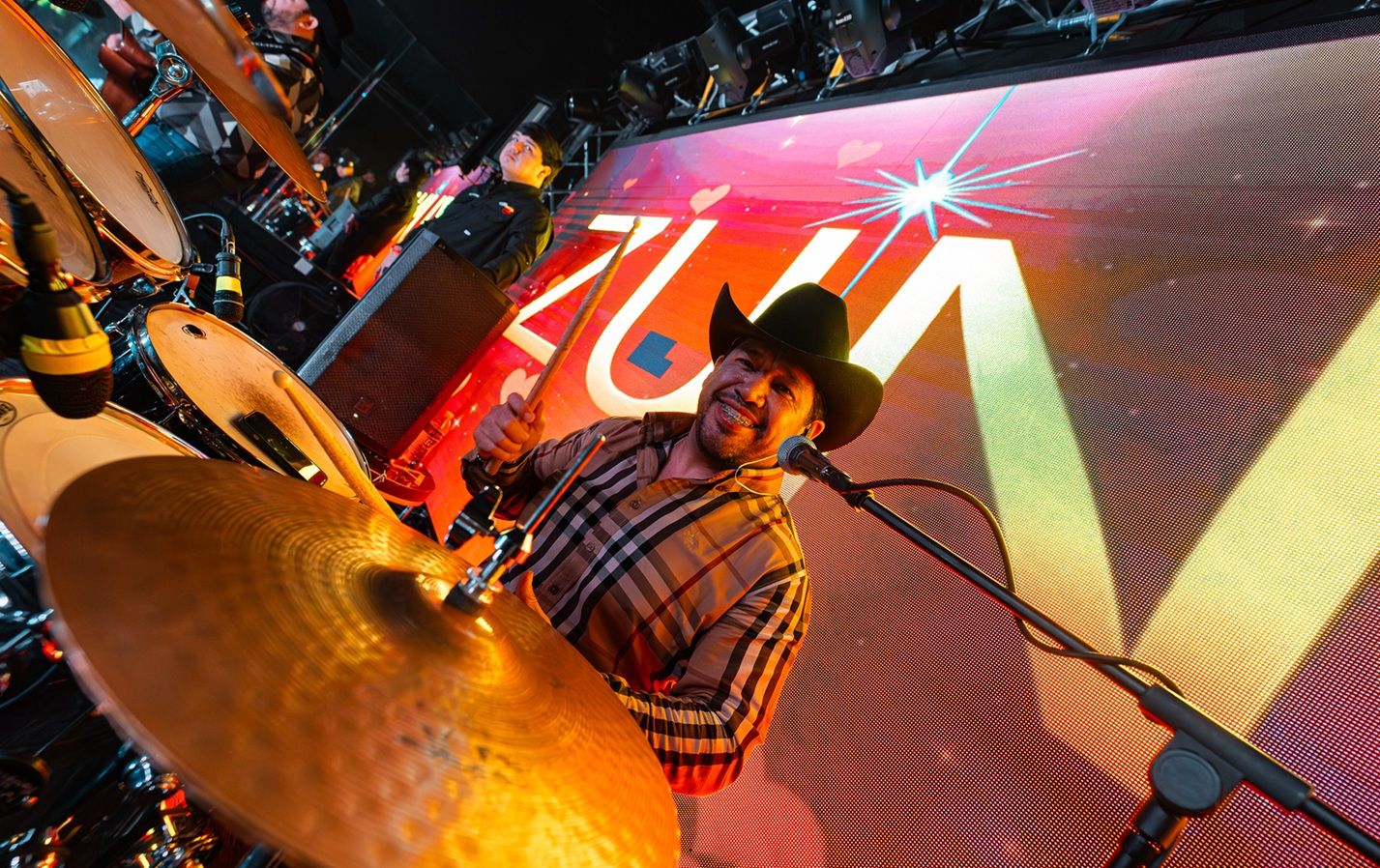 Vive la energía de la música regional mexicana en la vida nocturna de Las Vegas en Zuna Nightclub.