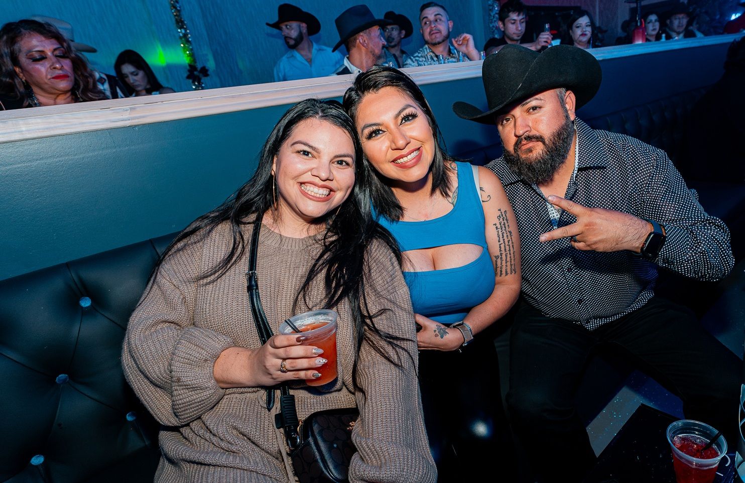 Descubre qué ponerse para un club latino en Las Vegas.