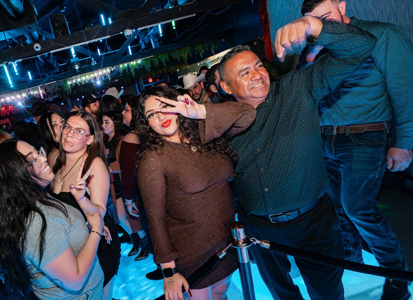 Descubre qué ponerse para un club latino en Las Vegas.
